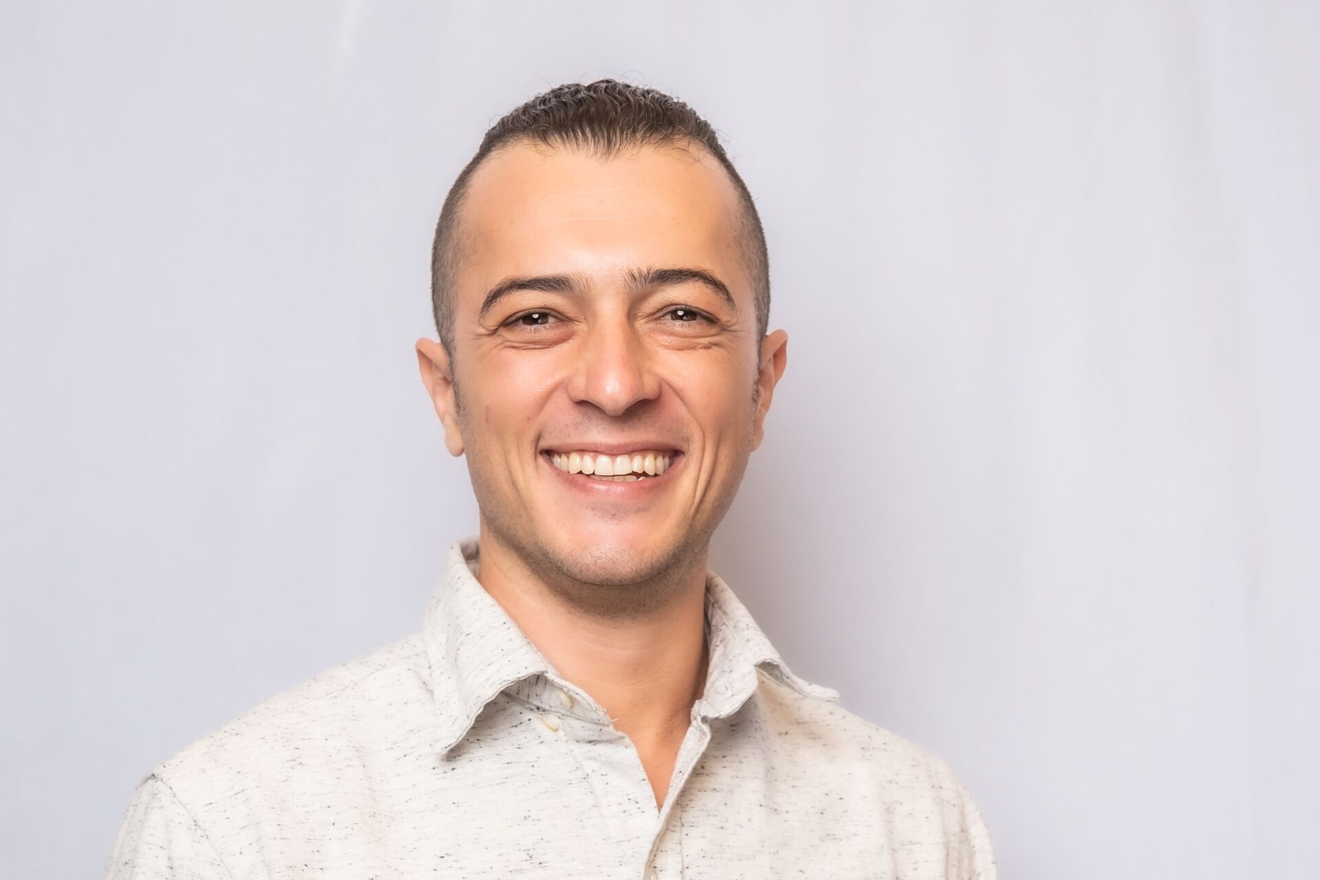 Daniel Weinzveg smiles in his headshot